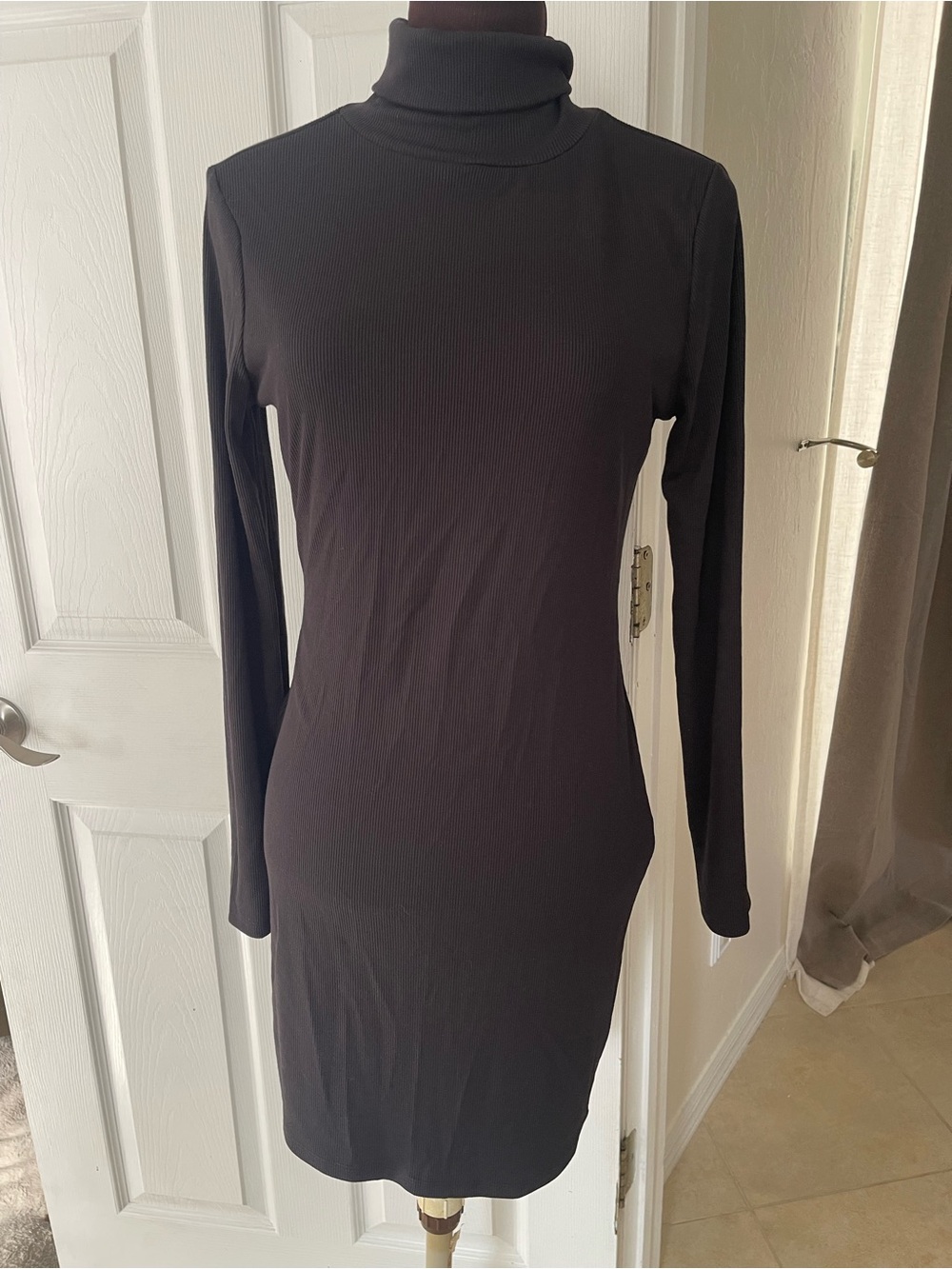 No Boundaries Black Long-Sleeve Turtleneck mini Dress medium classic staple